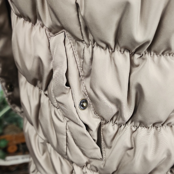 COLDWATER CREEK | Classic Minimalist Beige Down Feather Filled Puffer Vest | M - Picture 6 of 10